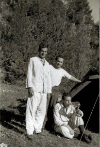 In campeggio con amici, anni '50